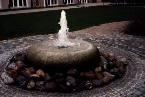 Foto vom Brunnen im Garten des Albertusheimes