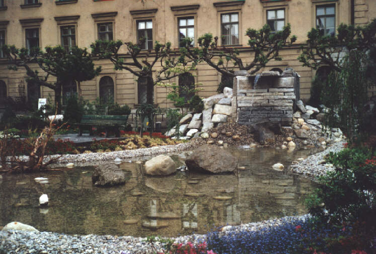 Foto vom Brunnen auf dem Elias-Holl-Platz