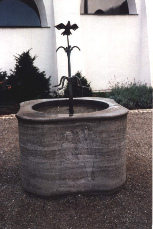 Foto vom Taubenbrunnen im Lutherhöfle von St. Anna