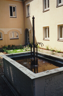 Foto vom Brunnen vor dem Protestantischen Friedhof