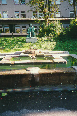Foto vom Hessingbrunnen vor der Hessingklinik