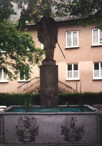 Foto vom Jakobsbrunnen im Garten des Jakobsstifts