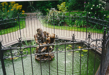 Foto vom Nixenbrunnen im Garten des Schaezler-Palais
