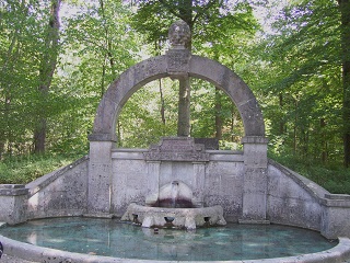 Foto vom Schaezlerbrunnen im Siebentischwald