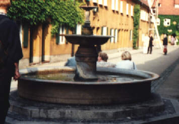 Foto vom Schalenbrunnen in der Fuggerei