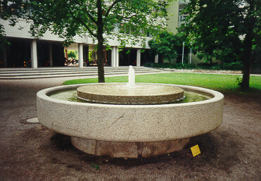 Foto vom Unibrunnen im Hof der Universität